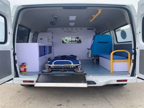 上汽大通短軸中頂救護(hù)車