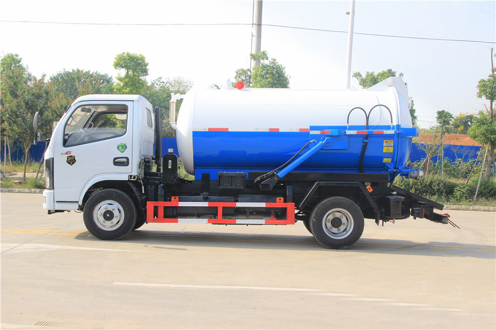 國六4.5方東風D6 吸污車