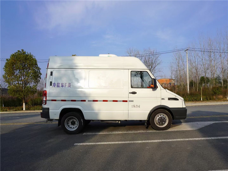 國(guó)六 南京依維柯短軸面包冷藏車(chē)
