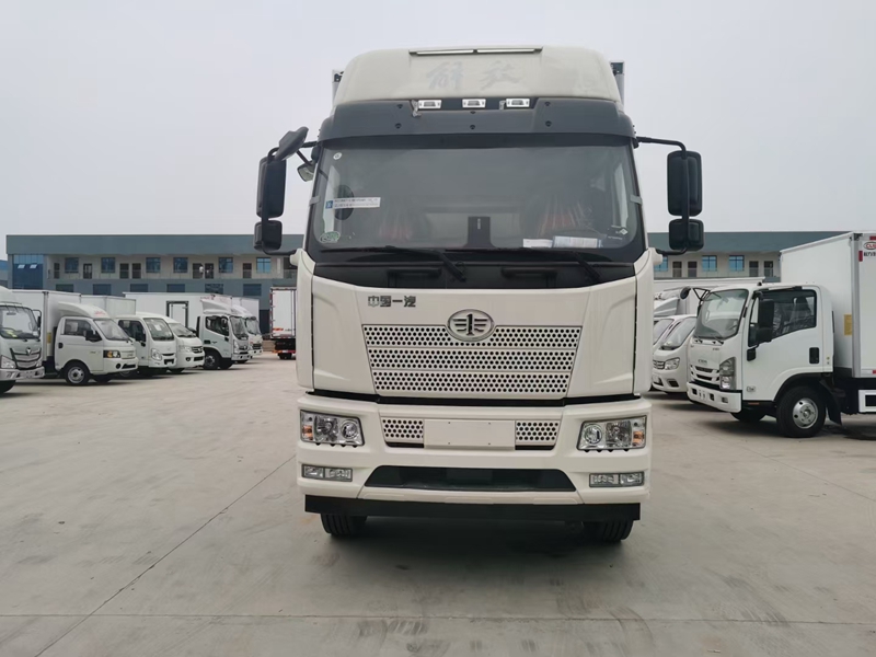 國(guó)六解放J6L小三軸冷藏車