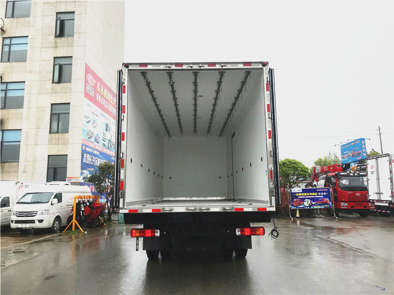 國(guó)六 福田奧鈴大黃蜂6.8米冷藏車(chē)