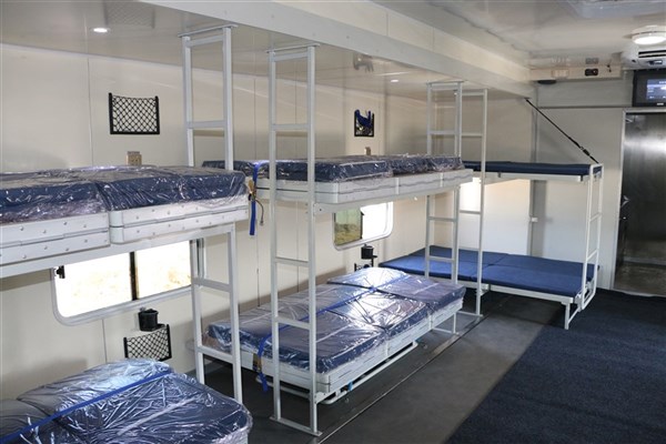 重汽后八輪28人宿營(yíng)車