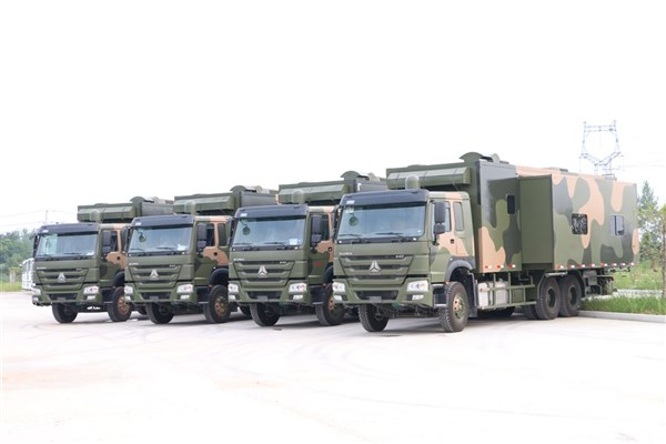 重汽后八輪28人宿營(yíng)車